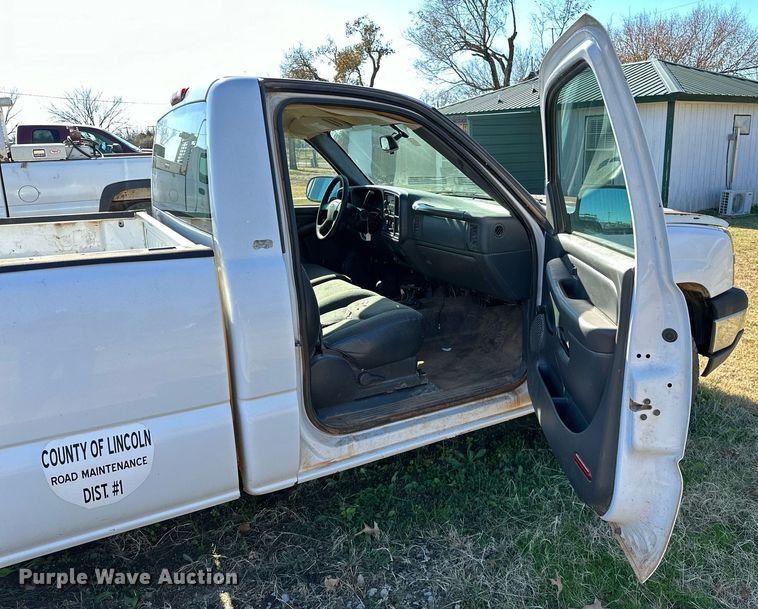 image for item LK9603 2004 Chevrolet Silverado 1500  pickup truck