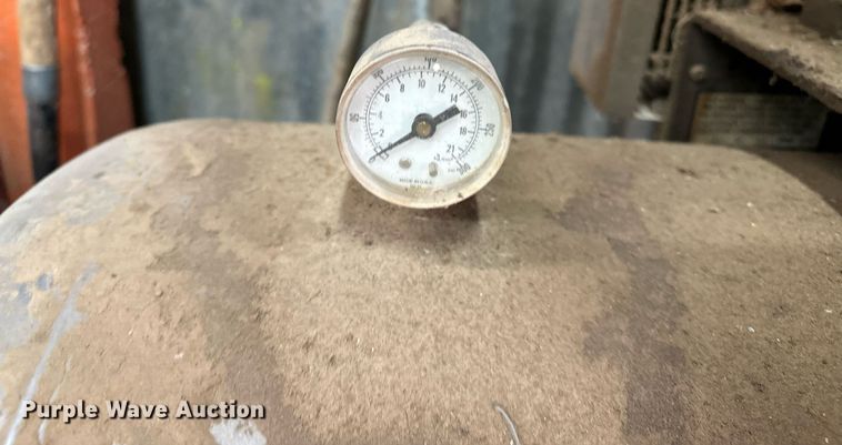 image for item LK9605 1996 NATL BD 021-0023  air compressor