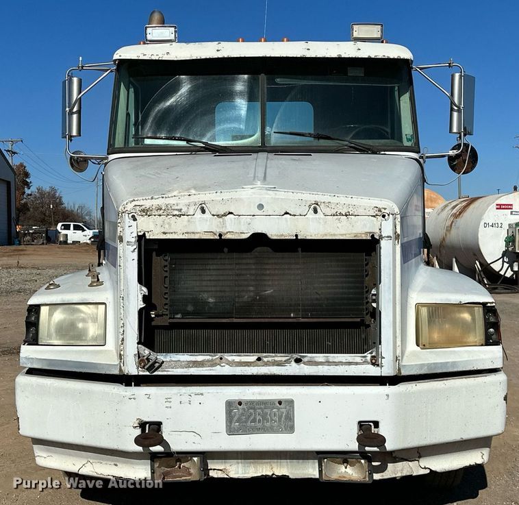 image for item LK9607 1991 White GMC  semi truck