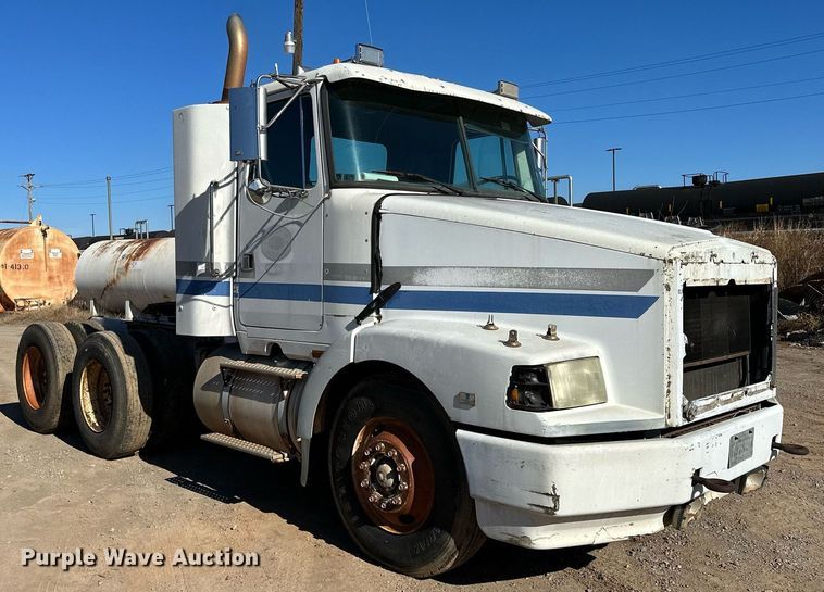 image for item LK9607 1991 White GMC  semi truck