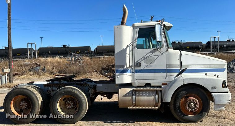 image for item LK9607 1991 White GMC  semi truck
