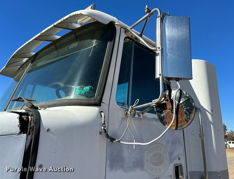 image for item LK9607 1991 White GMC  semi truck