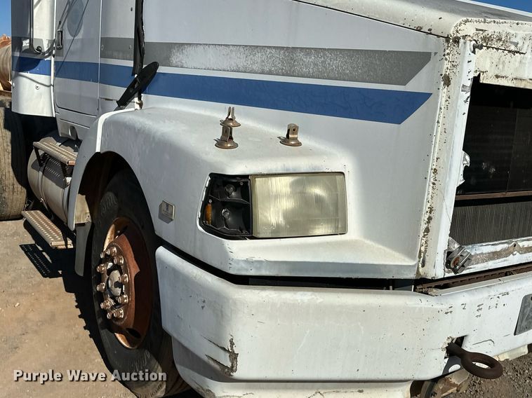 image for item LK9607 1991 White GMC  semi truck