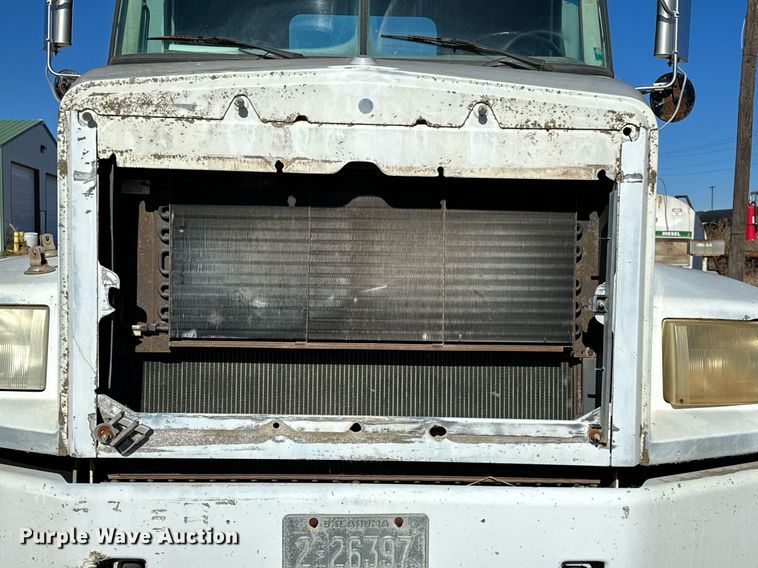 image for item LK9607 1991 White GMC  semi truck