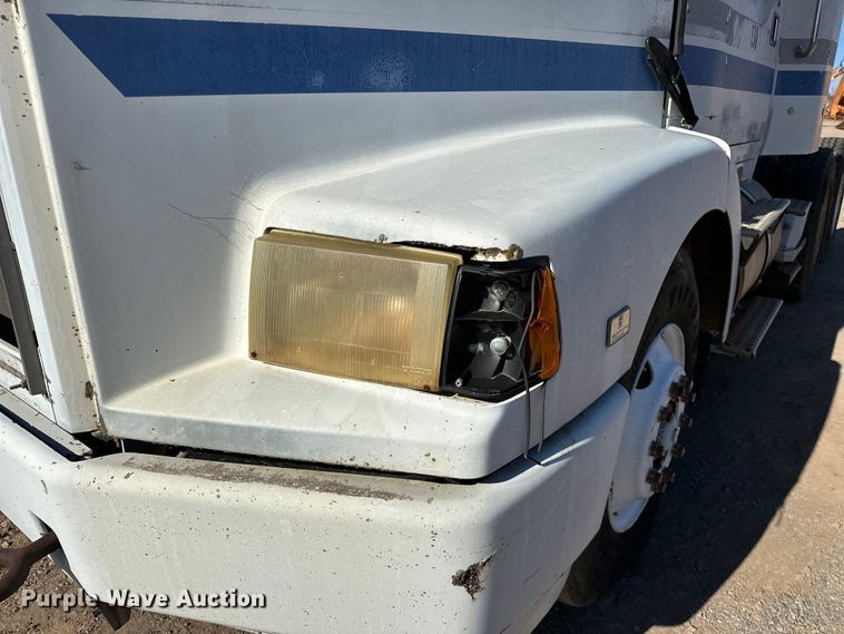image for item LK9607 1991 White GMC  semi truck