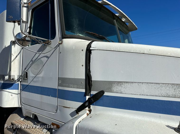 image for item LK9607 1991 White GMC  semi truck