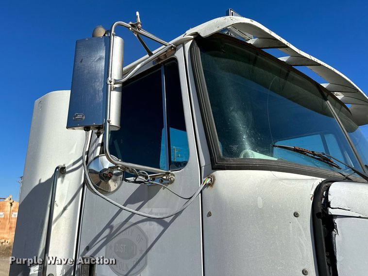 image for item LK9607 1991 White GMC  semi truck