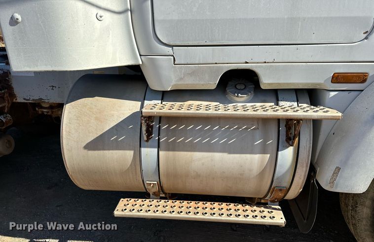 image for item LK9607 1991 White GMC  semi truck