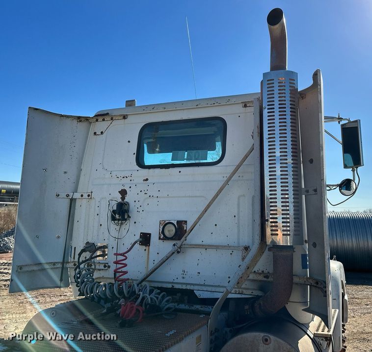 image for item LK9607 1991 White GMC  semi truck