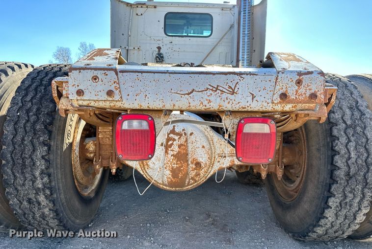 image for item LK9607 1991 White GMC  semi truck