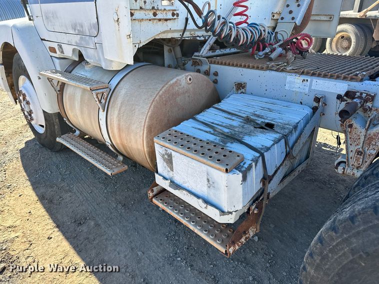 image for item LK9607 1991 White GMC  semi truck