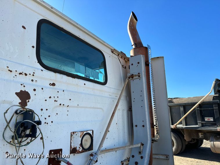 image for item LK9607 1991 White GMC  semi truck