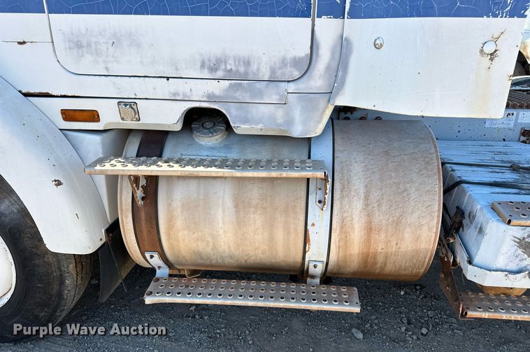 image for item LK9607 1991 White GMC  semi truck