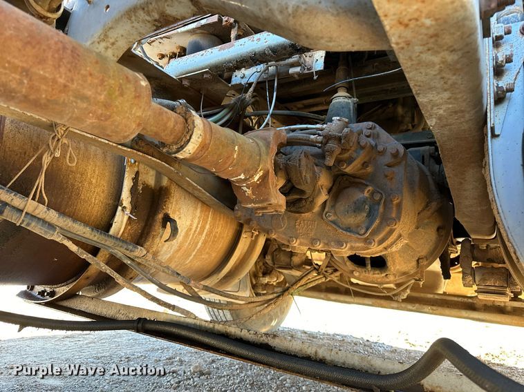 image for item LK9607 1991 White GMC  semi truck