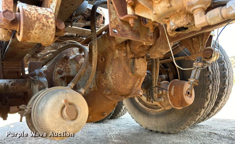 image for item LK9607 1991 White GMC  semi truck