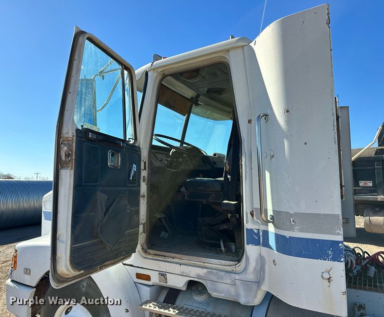 image for item LK9607 1991 White GMC  semi truck