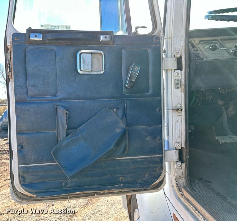 image for item LK9607 1991 White GMC  semi truck