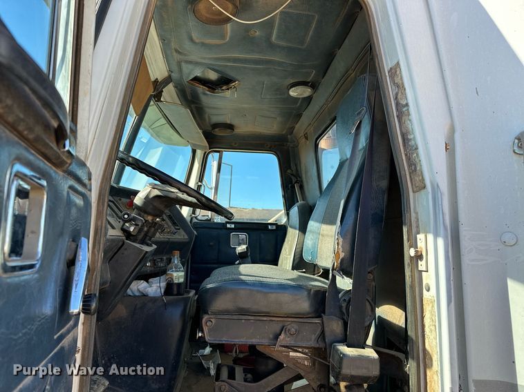 image for item LK9607 1991 White GMC  semi truck