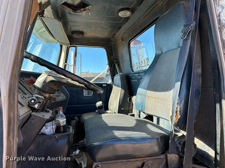 image for item LK9607 1991 White GMC  semi truck