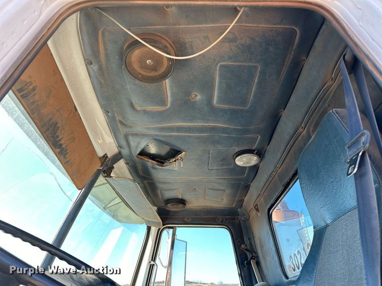 image for item LK9607 1991 White GMC  semi truck