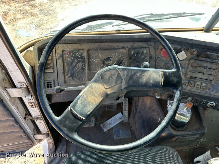 image for item LK9607 1991 White GMC  semi truck