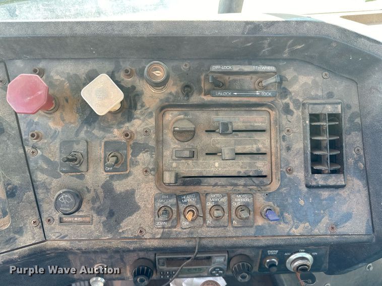 image for item LK9607 1991 White GMC  semi truck