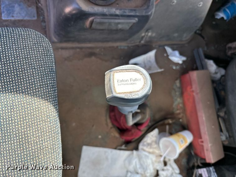 image for item LK9607 1991 White GMC  semi truck