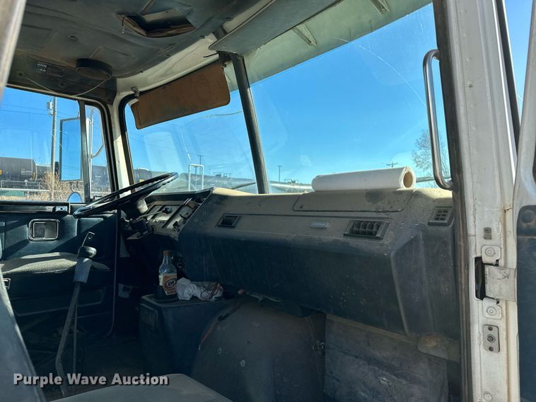 image for item LK9607 1991 White GMC  semi truck