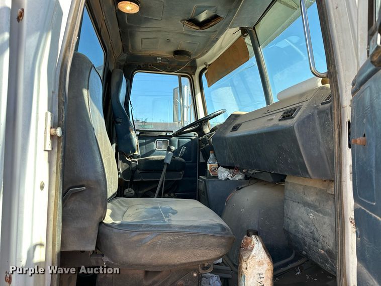 image for item LK9607 1991 White GMC  semi truck