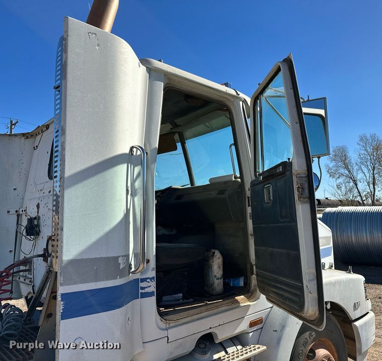 image for item LK9607 1991 White GMC  semi truck