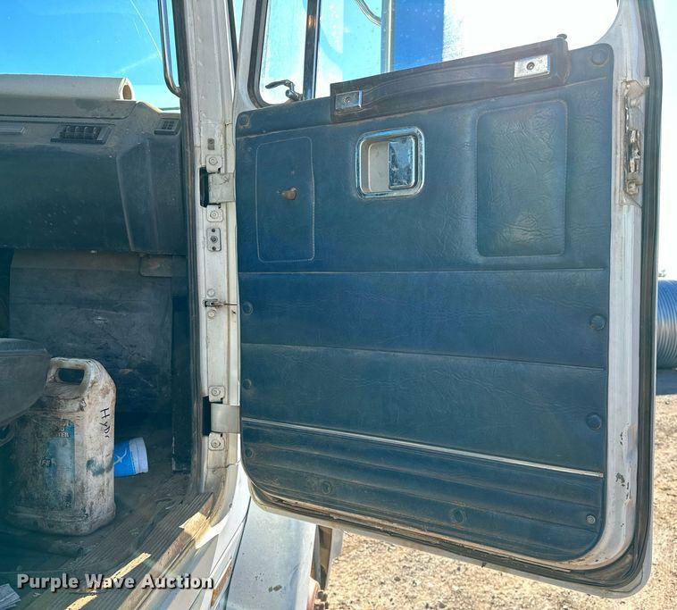 image for item LK9607 1991 White GMC  semi truck