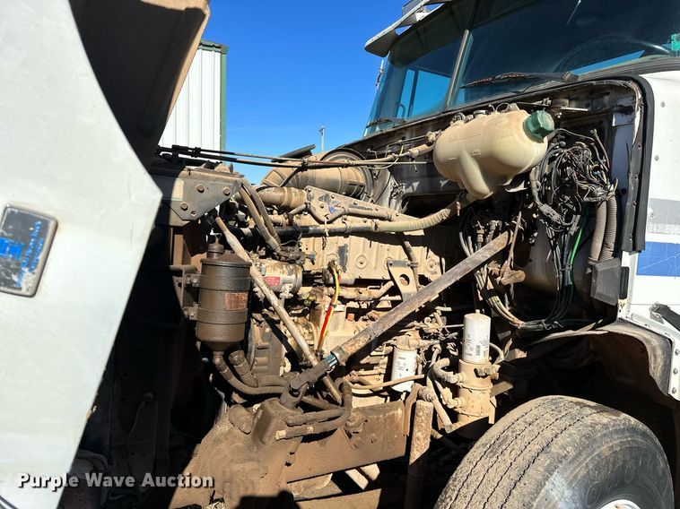 image for item LK9607 1991 White GMC  semi truck