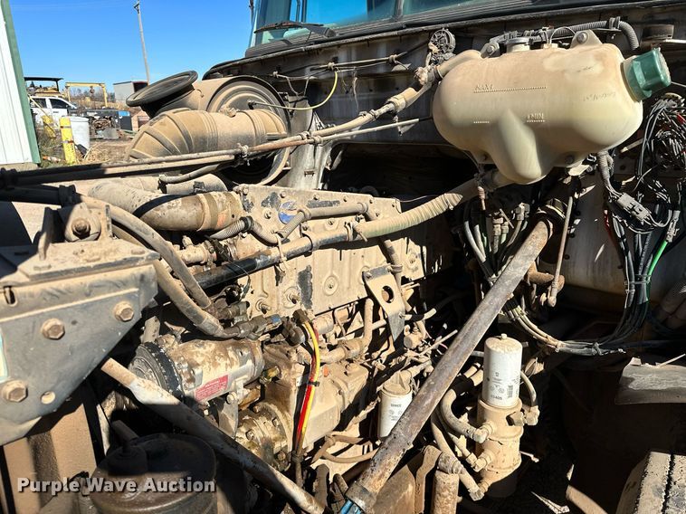 image for item LK9607 1991 White GMC  semi truck