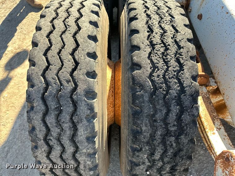 image for item LK9607 1991 White GMC  semi truck