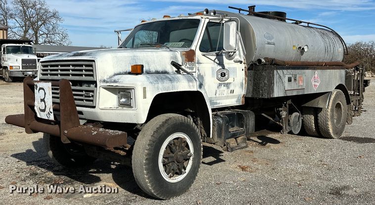 image for item LK9609 1993 Ford F700  oil distributor truck