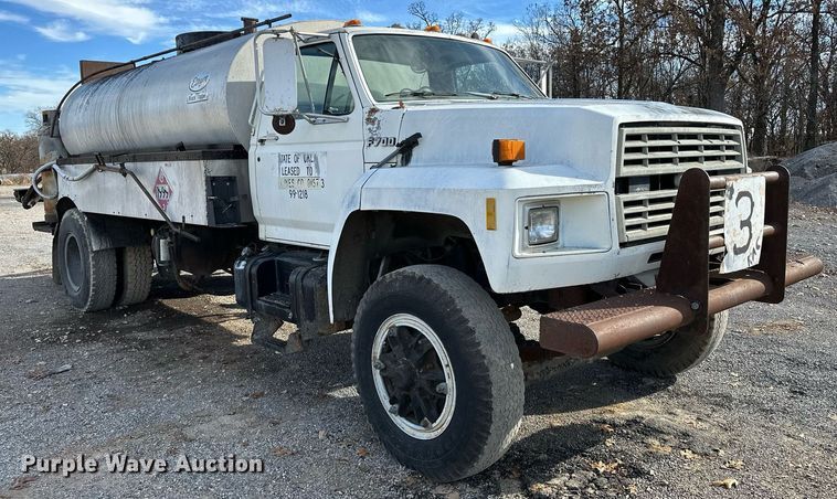 image for item LK9609 1993 Ford F700  oil distributor truck