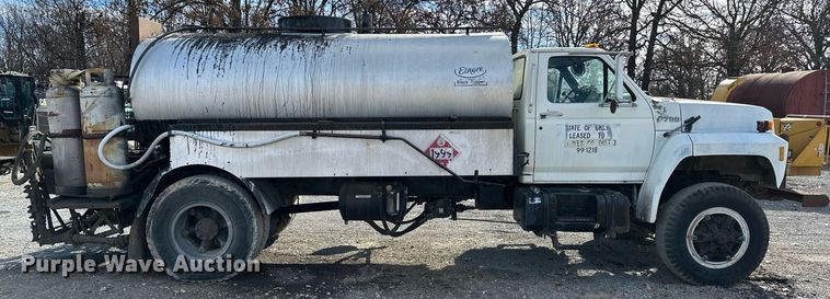 image for item LK9609 1993 Ford F700  oil distributor truck