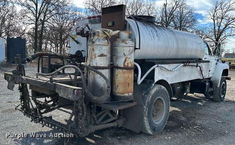 image for item LK9609 1993 Ford F700  oil distributor truck