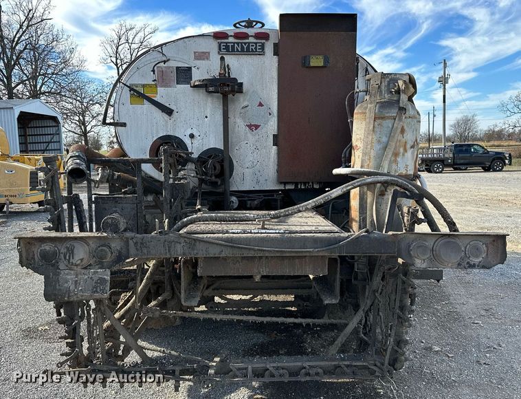 image for item LK9609 1993 Ford F700  oil distributor truck