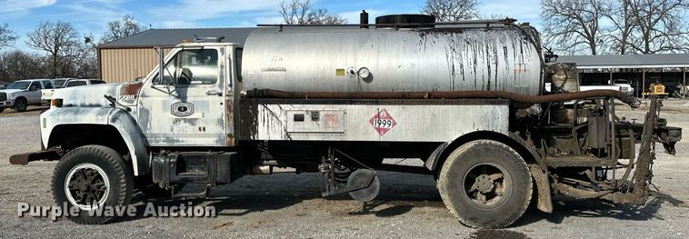 image for item LK9609 1993 Ford F700  oil distributor truck