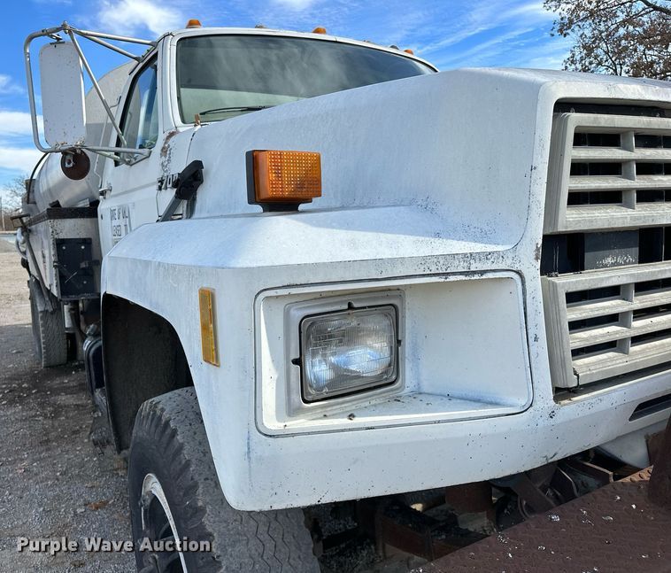 image for item LK9609 1993 Ford F700  oil distributor truck