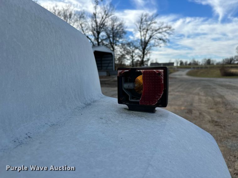 image for item LK9609 1993 Ford F700  oil distributor truck