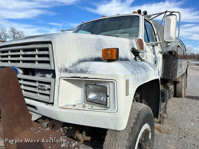 image for item LK9609 1993 Ford F700  oil distributor truck