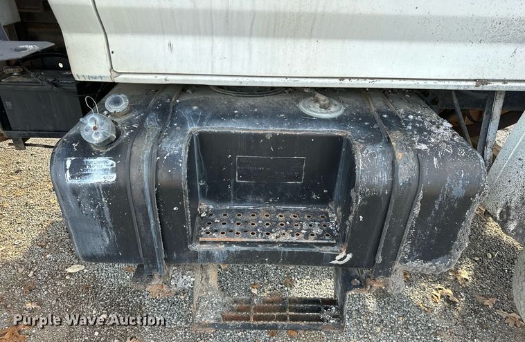 image for item LK9609 1993 Ford F700  oil distributor truck