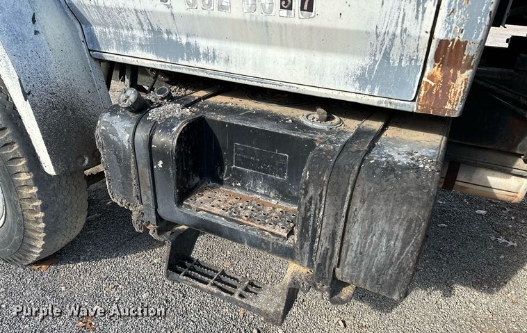 image for item LK9609 1993 Ford F700  oil distributor truck