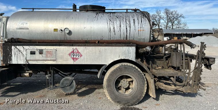 image for item LK9609 1993 Ford F700  oil distributor truck