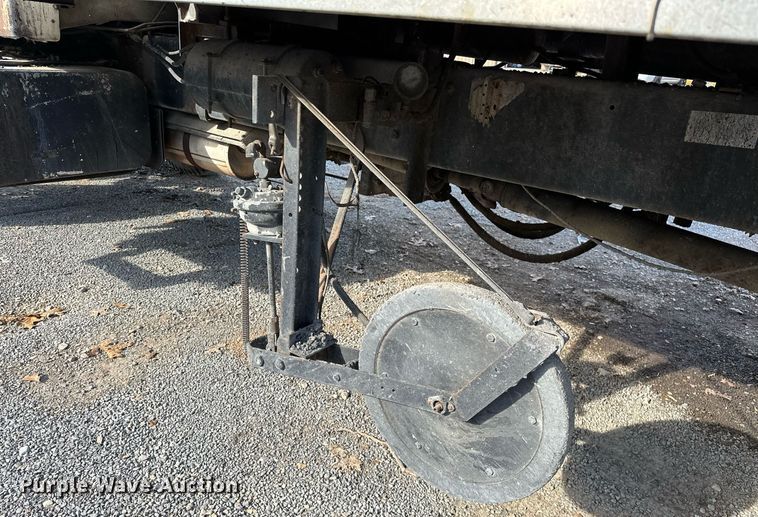 image for item LK9609 1993 Ford F700  oil distributor truck