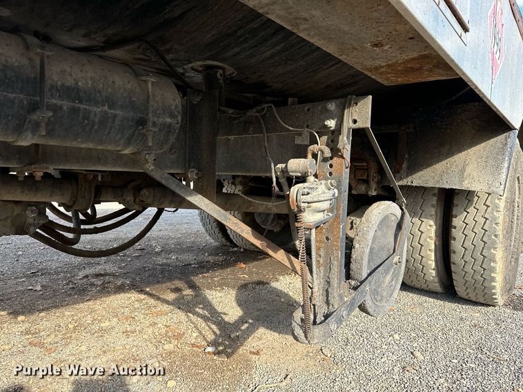 image for item LK9609 1993 Ford F700  oil distributor truck