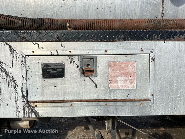 image for item LK9609 1993 Ford F700  oil distributor truck