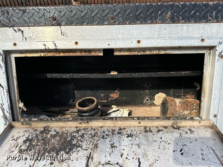 image for item LK9609 1993 Ford F700  oil distributor truck